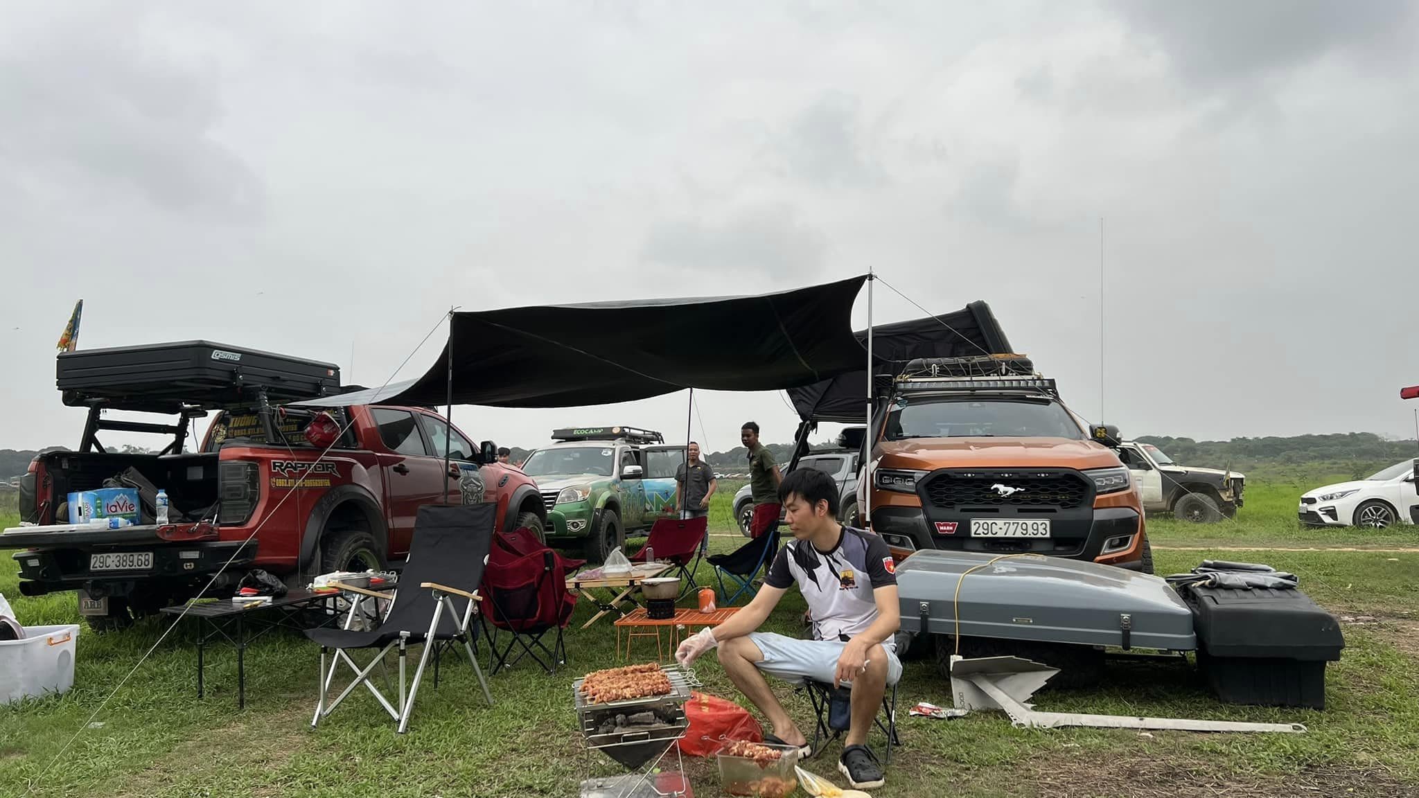 Camping cùng lều nóc ô tô